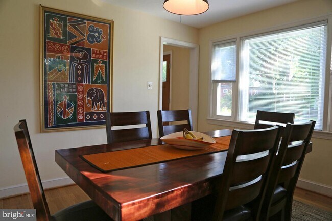 Foto del edificio - 6011 Ryland Dr