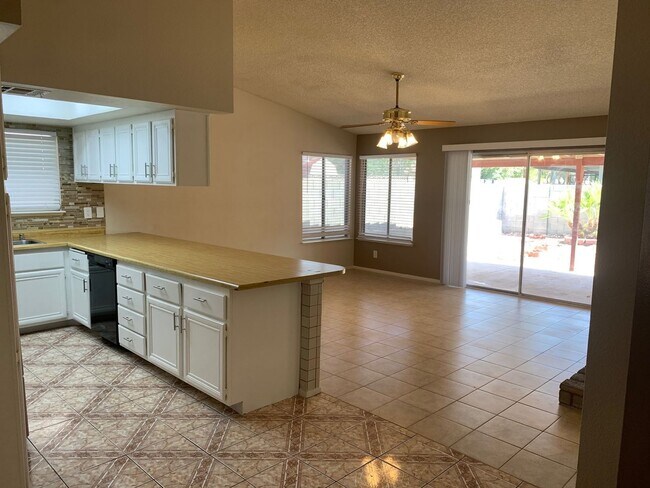 Building Photo - Single Story 3 Bedroom on Large Lot
