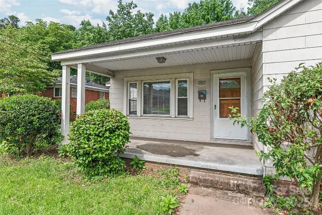 Building Photo - 2722 Eastway Dr