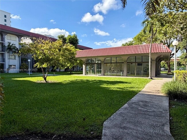 Foto del edificio - 8101 SW 72nd Ave