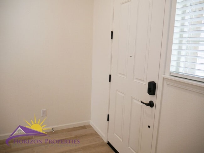 Foto del edificio - Modern Two-story 3 Bed 2.5 Bath 1,638 sqft Rancho Cordova Solar Home