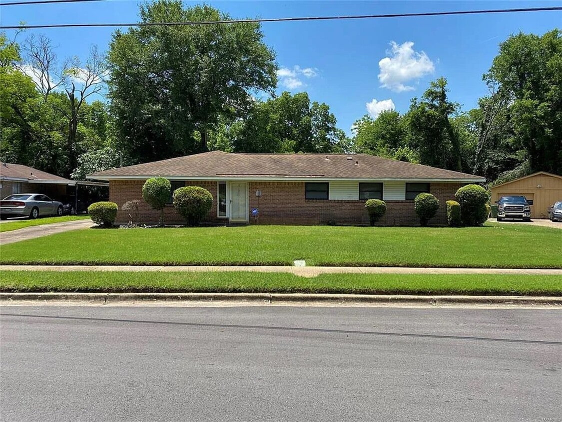 Building Photo - Spacious Home!