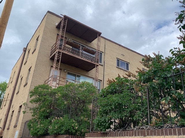 Balcony overlooks courtyard - 1175 Emerson St #302