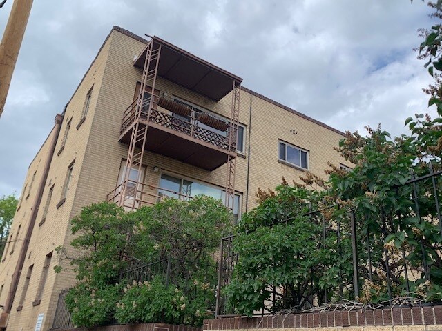 Balcón con vista al patio. - 1175 Emerson St #302