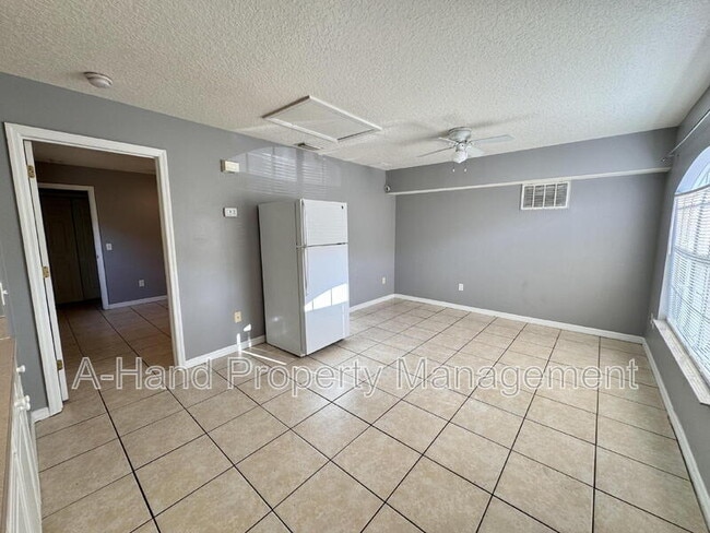Building Photo - 2725 Fan Palm Dr
