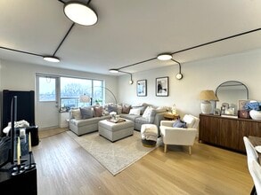 Building Photo - 420 Eglinton Ave E