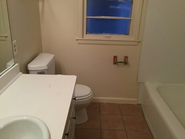 Foto del edificio - 2 Bedroom single family home W/ detached garage