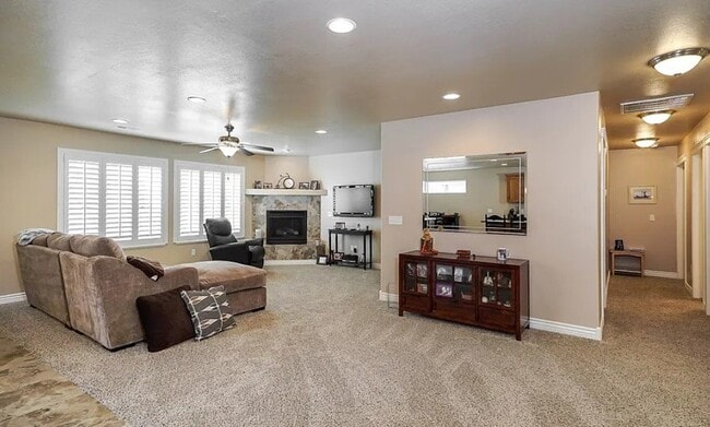 Building Photo - 790 E 200 S