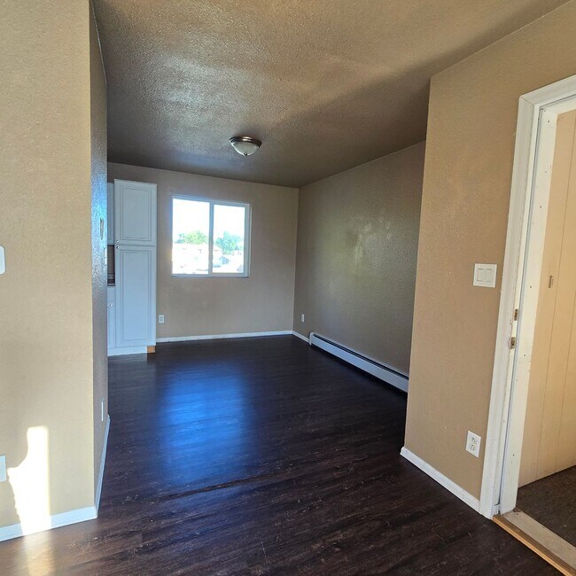 Foto del edificio - 2 BR / 1 BA Upper-Level Apartment in Clifton – $1,150