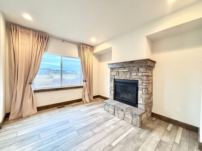 Building Photo - Central 4 Bedroom Condo