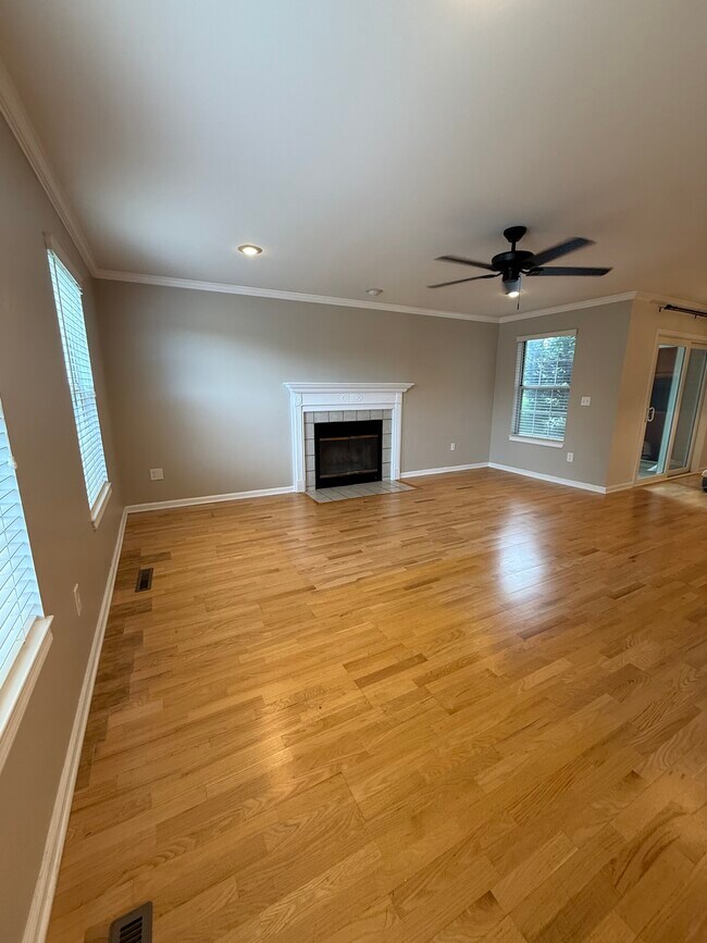 Foto del edificio - 1607 Briarwood Ln