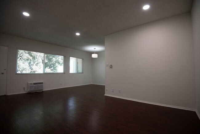 Building Photo - 10855