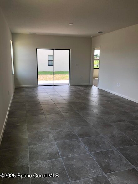 Foto del edificio - 857 Old Country Rd S E