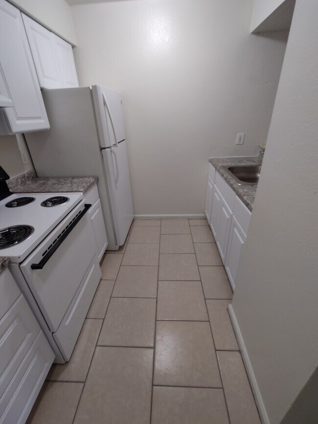 Kitchen - 4677 E Shields Ave