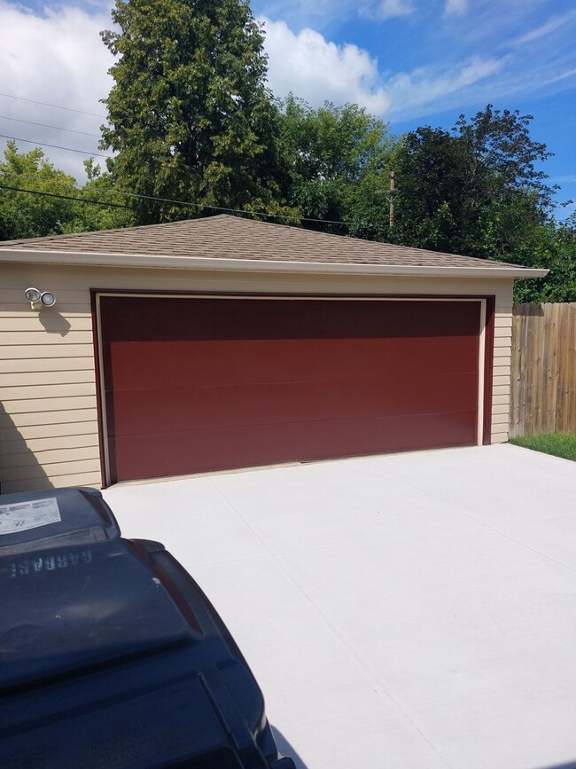 Building Photo - 3 bedroom 1.5 bath brick ranch home with f...