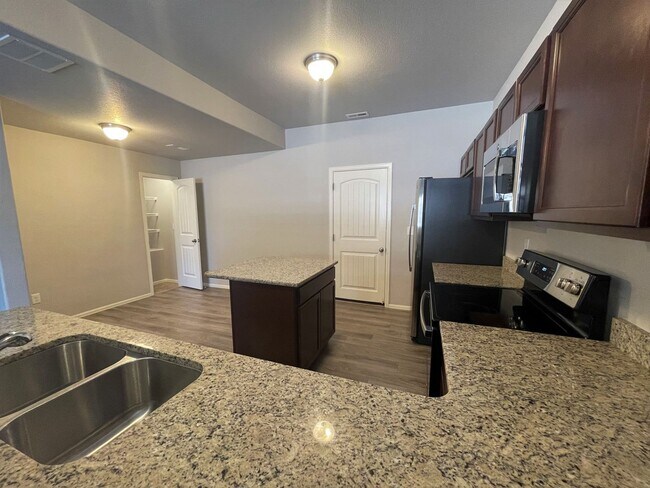 Foto del edificio - Townhome w/ 2 car garage, A/C-Newer, Low Maintance, & Conviniently Located