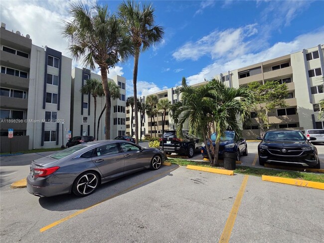 Foto del edificio - 10000 NW 80th Ct