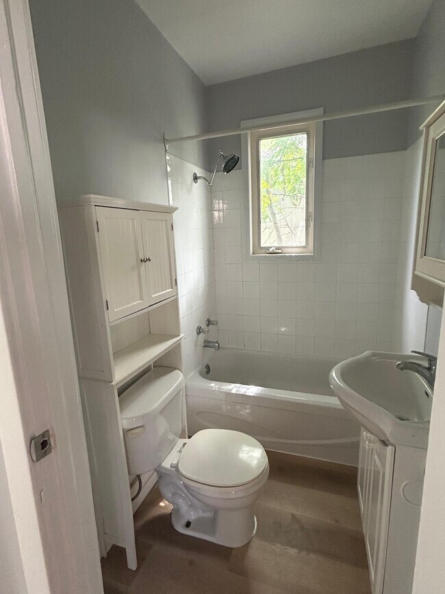 Photo du bâtiment - 2 Bed 1 Bath - 238 Notre Dame de Lile