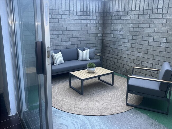 Foto del edificio - 6500 Sands Point Dr