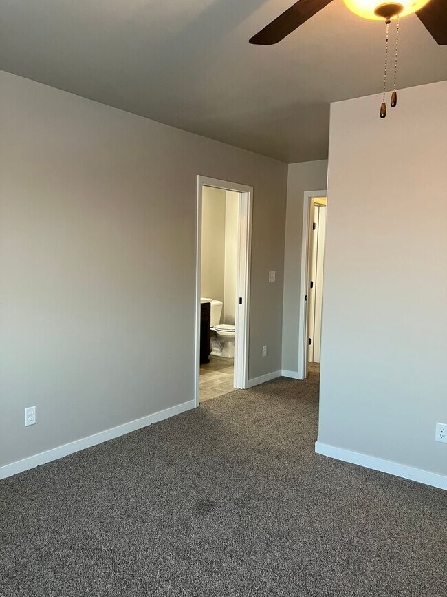 Building Photo - 4 Bed 2 1/2 Bath