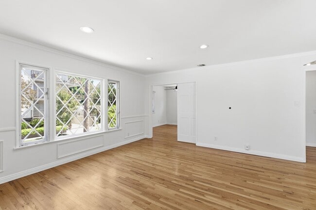 Building Photo - 12334 Moorpark St
