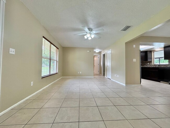 Building Photo - Stylishly upgraded 4Bedrooms/2Baths home i...
