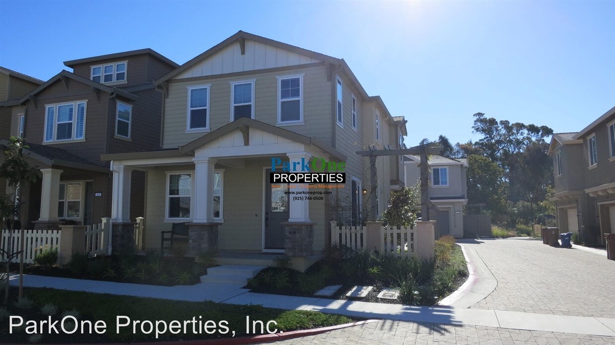 Primary Photo - 3 br, 2.5 bath House - 200 South Park Ct.