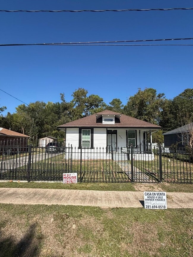 Foto del edificio - 8407 Carolwood Dr