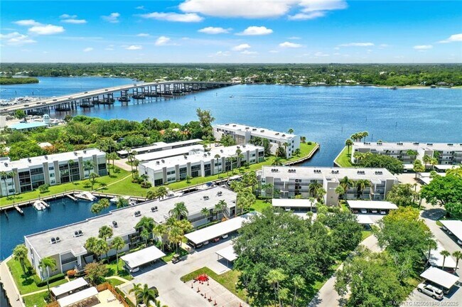 Foto del edificio - 1950 SW Palm City Rd