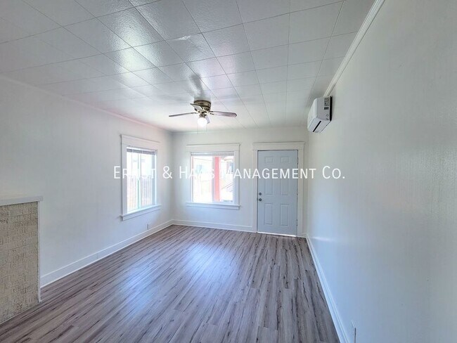 Building Photo - Freshly updated 2 bedroom 1 Bath Bungalow ...