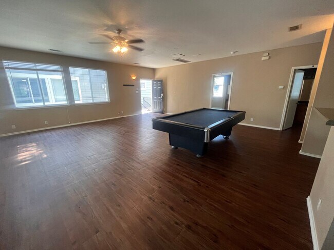 Foto del edificio - 6bed/3bath with garage in North Campus