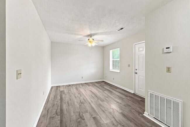 Foto del edificio - 300 Cross Creek Rd