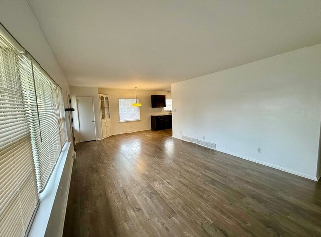 Building Photo - Brick Ranch in Forest Hills