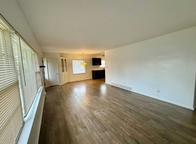 Foto del edificio - Brick Ranch in Forest Hills