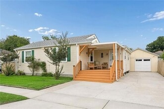 Building Photo - 2220 Lloyds Ave