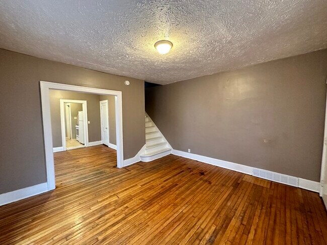 Building Photo - SE Side 2 Bedroom 1 Bathroom Duplex Unit