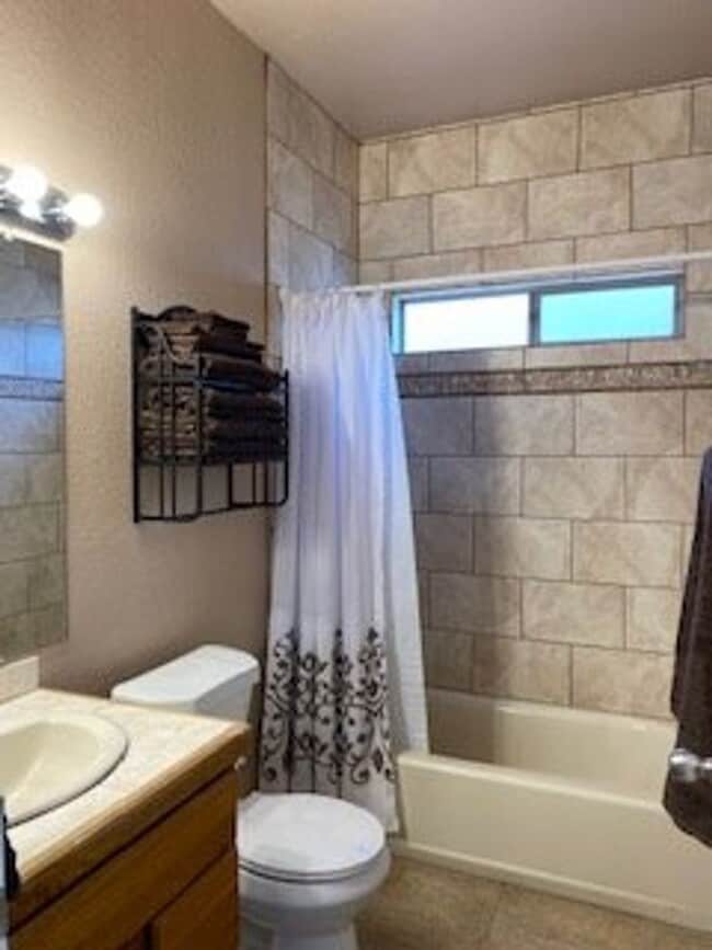 Building Photo - Fully Furnished: Beautiful 3 bedroom, 2 ba...