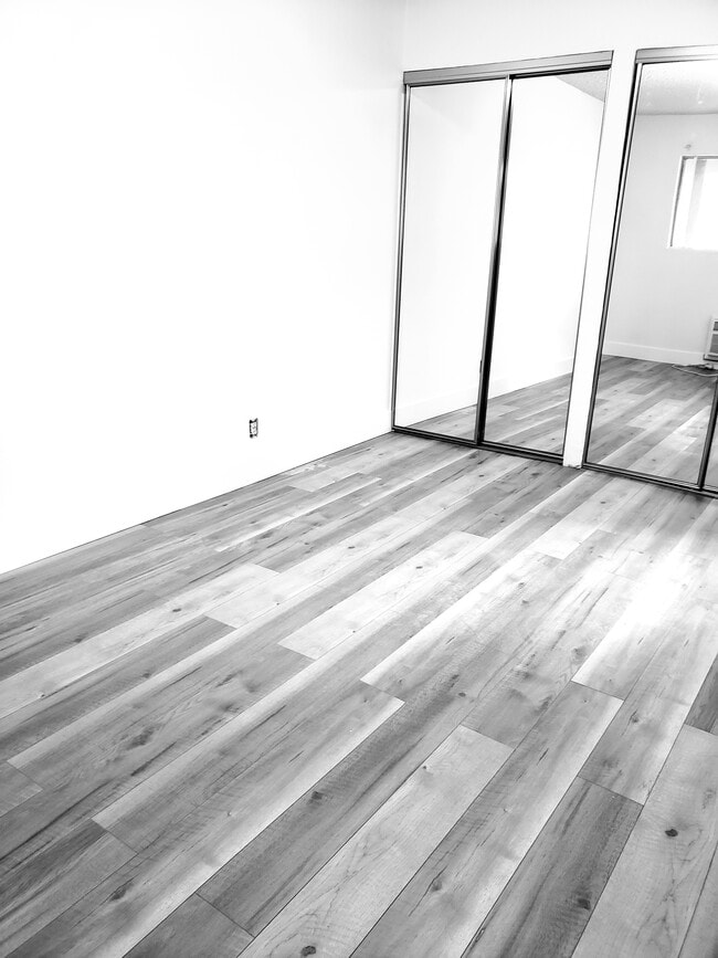 Building Photo - 704 E Windsor Rd