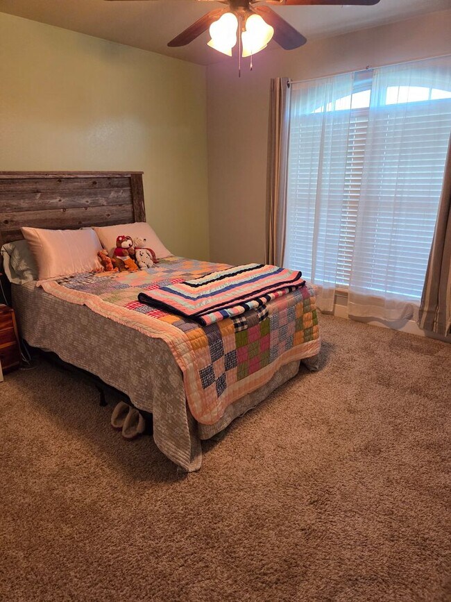 Foto del edificio - Darling home new to rentals ..great location near tech and medical