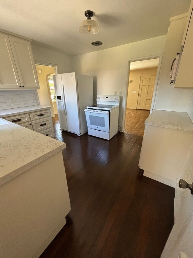 Building Photo - 2 Bedroom 1 Bath Family Home