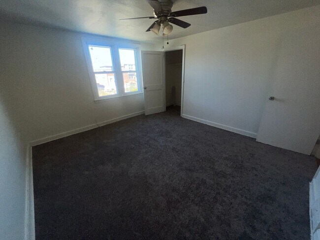 Foto del edificio - Contemporary 3 Bedroom Home with Massive F...