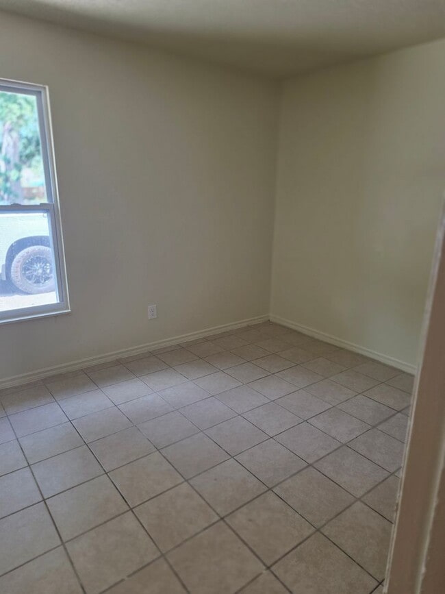 Building Photo - 2/1 DUPLEX