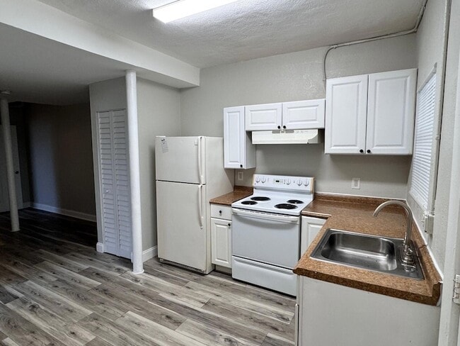 Building Photo - 1200 N Sapodilla Ave