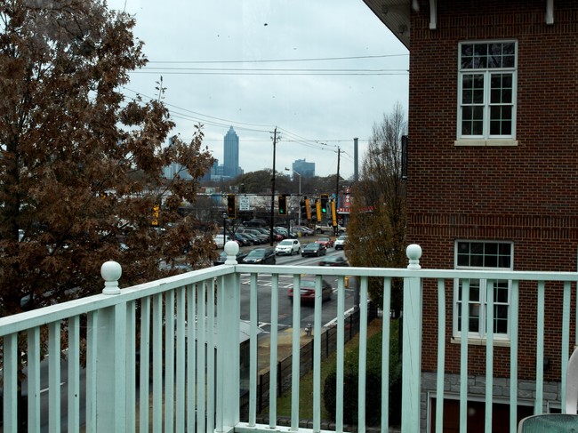 Vista desde e balcón del apartamento 3 - Salida tardía por la tarde - 1084 Ponce de Leon Ave NE