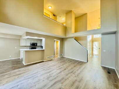 Foto del edificio - "Charming 2-Bed, 2-Bath Townhouse with Gleaming Hardwood Floors in Saint Anthony!"