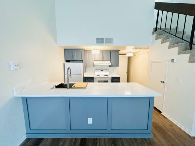 Building Photo - Remodeled Loft style, 2 story condo in Mis...