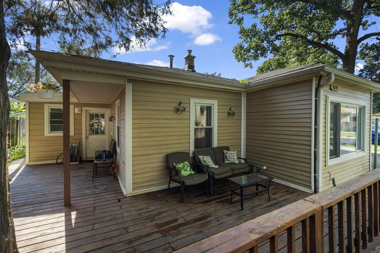 Primary Photo - 3050 Maple St