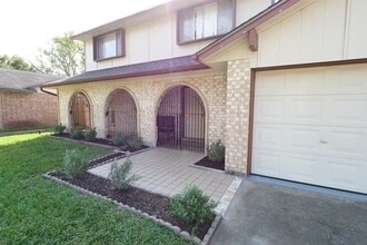 Building Photo - 19403 Long Lake Dr