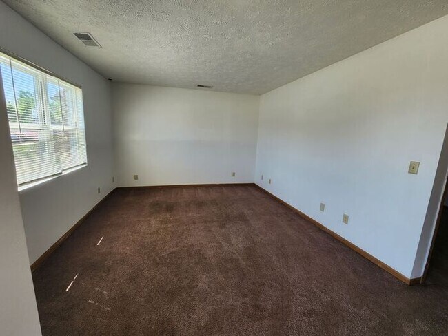 Building Photo - 1 Bedroom Apt - Pets Welcome!*