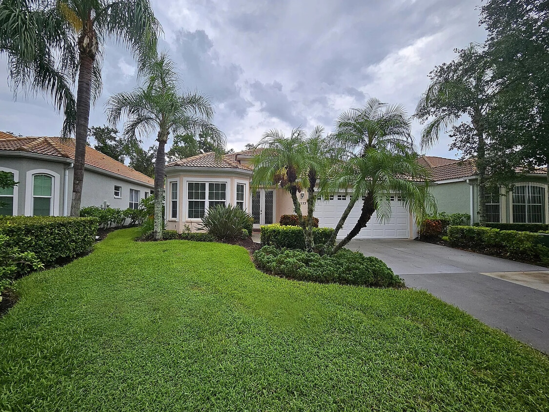 Property located across the street from a lake and the club house - 4353 Reflections Pky (Sarasota, FL)